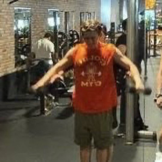 acervthv's tweet photo. o taehyung treinando pra lutar contra uma máfia inteira no soco mds ele tá levando mt a sério esse título de maromba https://t.co/1QksvHZHJf