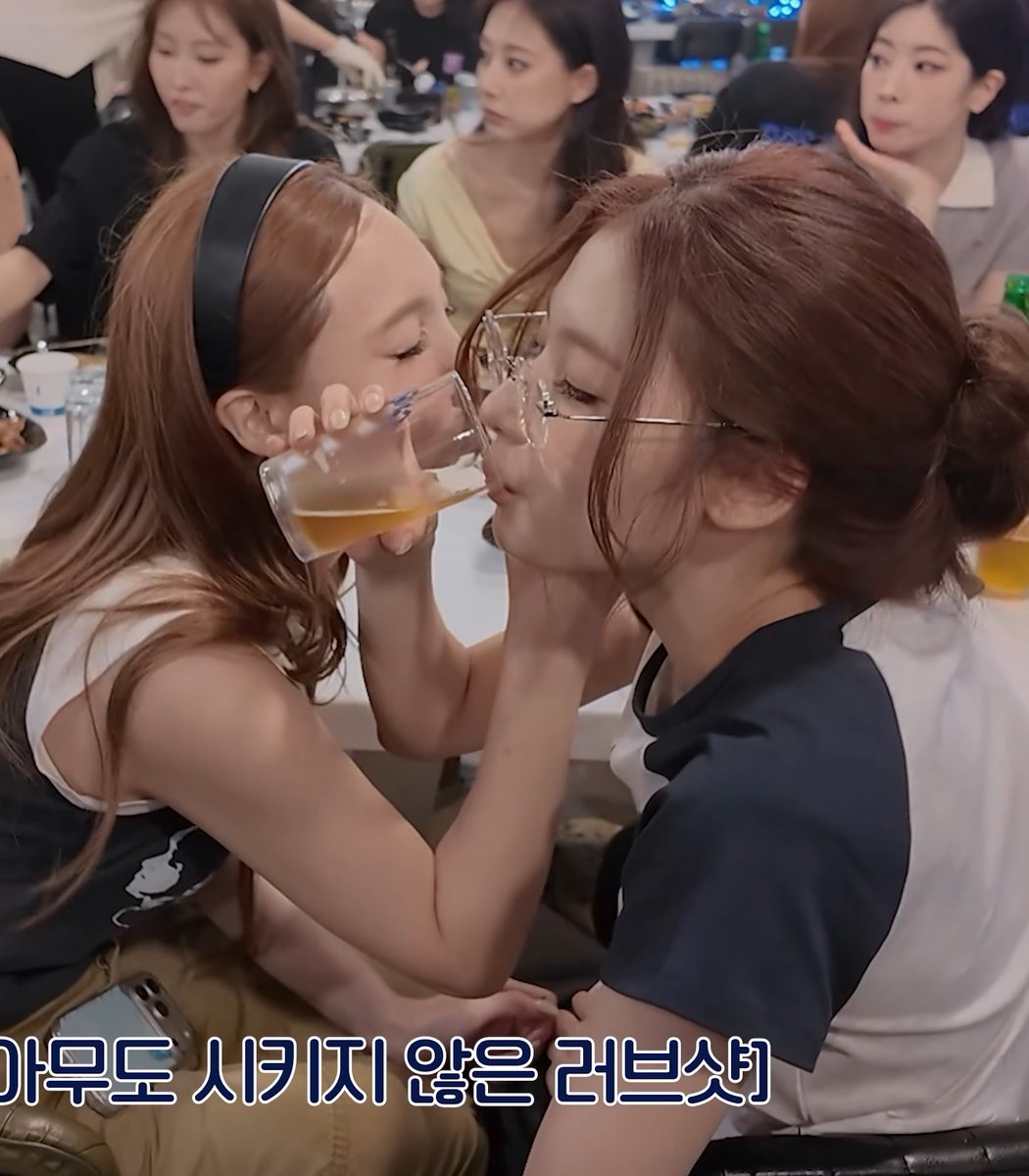 godmitzu's tweet photo. Nayeon doing a love shot with Sana because it was delicious, she was in a good mood, and she knew Sana would like it too 😭 https://t.co/IN2JxnLiVB