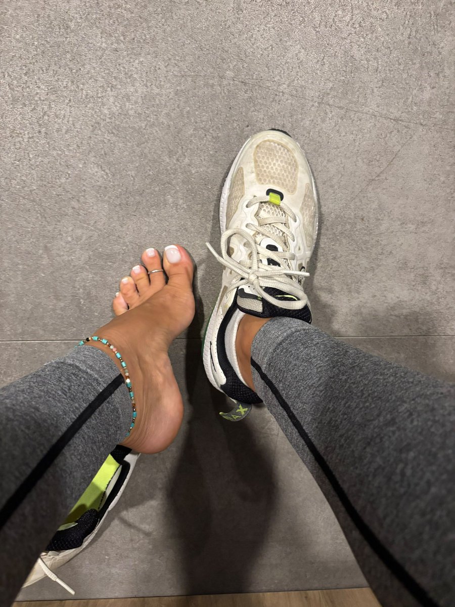 juliefeet20150's tweet photo. As you know, it’s the first day of vacation… and so far, they’re off to a pretty great start!
Sport and ☀️🌴✨👣
Let the good times begin. 💋
#VacationMode #HolidayVibes #SummerVibes #FirstDayOfVacation #RelaxMode #SunnyDays #PrettyFeet #FootModel #OnlyFansCreator #QueenEnergy https://t.co/JzYsNMCv2E