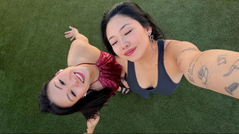 g1's tweet photo. 'Nossa amizade é tão forte que decidimos casar': as amigas que optaram por união platônica https://t.co/ParwDPoA4R https://t.co/qFxfD4KWud