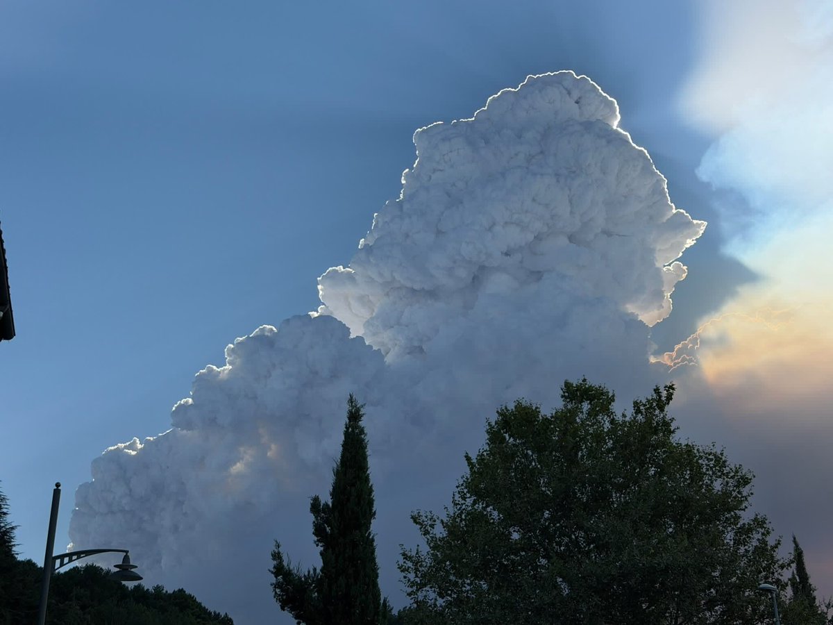Meteoavila2's tweet photo. 🔥🚨 El fuego avanza hacia la provincia de #Salamanca. Así se ve desde La Alberca. #IFPinofranqueado
#Cáceres https://t.co/Zx19sl7LbI