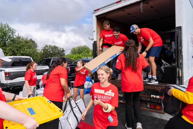 marist students load a truck with move in supplies