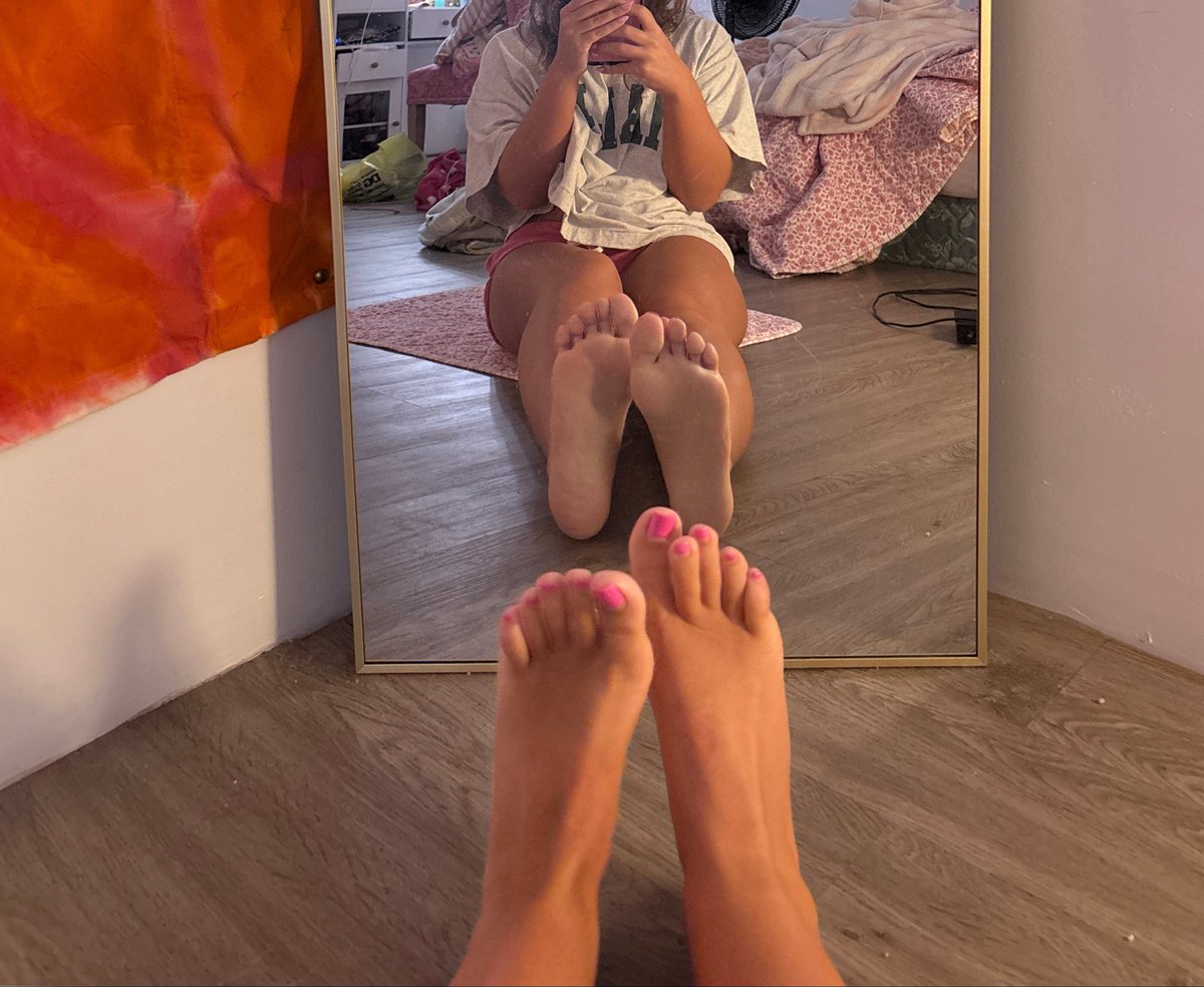 amymichelle005's tweet photo. pink toes #feet #footfetısh https://t.co/3nBVRRv0W5