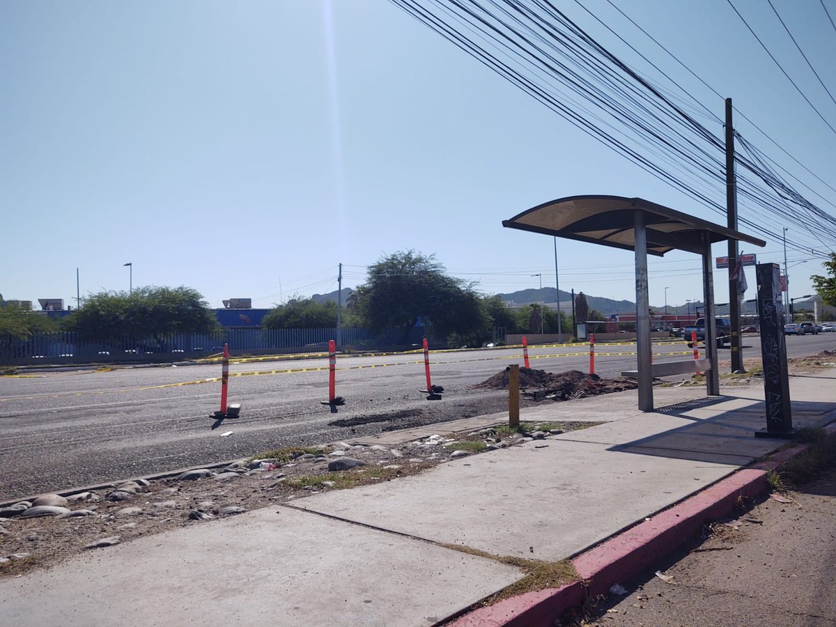 gtzrigo's tweet photo. 🔴OJO @HermosilloGob Alguien está destrozando bulevares (como si estuvieran tan buenos). Además mala señalización, caos vial y obstruyen parabuses. En Quiroga, Soli y Clouthier... Ni un trabajador!

🤔¿Por qué lo permiten? ¿Quién es la empresa poderosa?

#DARDOS @pplanadigital https://t.co/ZqrSPmJm88