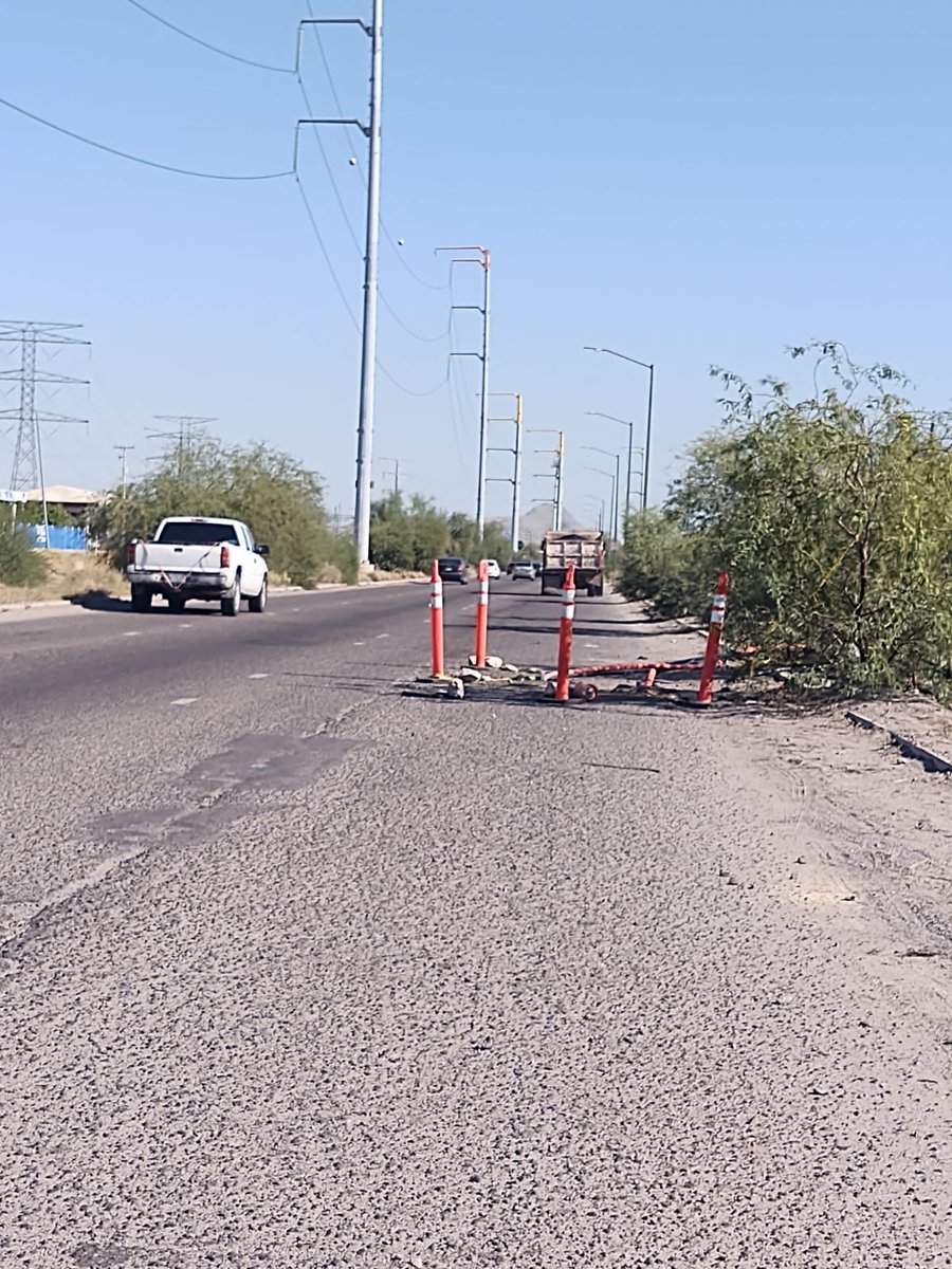 gtzrigo's tweet photo. 🔴OJO @HermosilloGob Alguien está destrozando bulevares (como si estuvieran tan buenos). Además mala señalización, caos vial y obstruyen parabuses. En Quiroga, Soli y Clouthier... Ni un trabajador!

🤔¿Por qué lo permiten? ¿Quién es la empresa poderosa?

#DARDOS @pplanadigital https://t.co/ZqrSPmJm88