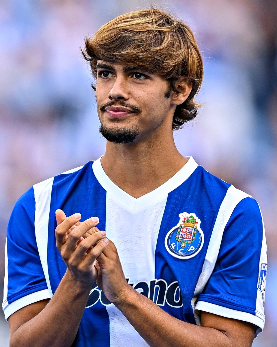 miticofcporto's tweet photo. Nada a apontar a Farioli. Nada a apontar a André Villas-Boas. Nada a apontar a Rodrigo Mora. Para sempre um de nós, craque. 💙 https://t.co/lqVQ4sG1t0