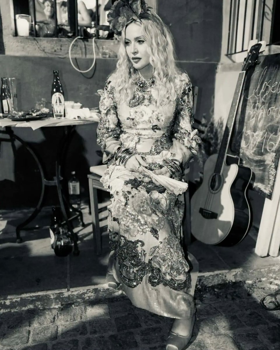 MixupTeam's tweet photo. 👑🎉 ¡@Madonna sabe cómo celebrar a lo grande! La Reina del Pop festejó un año más de vida con baile, tradiciones, gratitud. 💃✨

Entre música, alegría y una buena dosis de energía, Madonna demuestra que la edad es solo un número cuando se trata de celebrar. 🖤🎶 https://t.co/ebYWWL1RNE