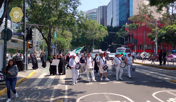 OVIALCDMX's tweet photo. 11:21 #PrecauciónVial | Manifestantes provenientes de Av. Río San Ángel se incorporan a la Av. Insurgentes al Sur a la altura de Desierto de los Leones. #AlternativaVial Av. Revolución, Periférico y Minerva. https://t.co/6Oh0TtGRyY