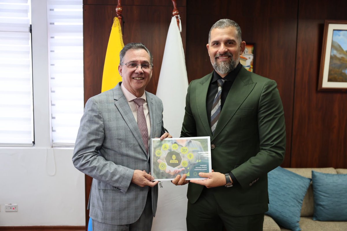 ces_ec's tweet photo. #ReunionesCES| El rector de la Escuela Superior Politécnica Agropecuaria de Manabí @espammfloficial , Guillermo Félix, visitó al presidente del Consejo de Educación Superior, Fidel Márquez. 

➡️ En la cita se dialogó sobre el Parque Tecnológico Agropecuario que busca  mejorar la producción de alimentos mediante la innovación, la investigación y el uso de nuevas herramientas para los agricultores y ganaderos.