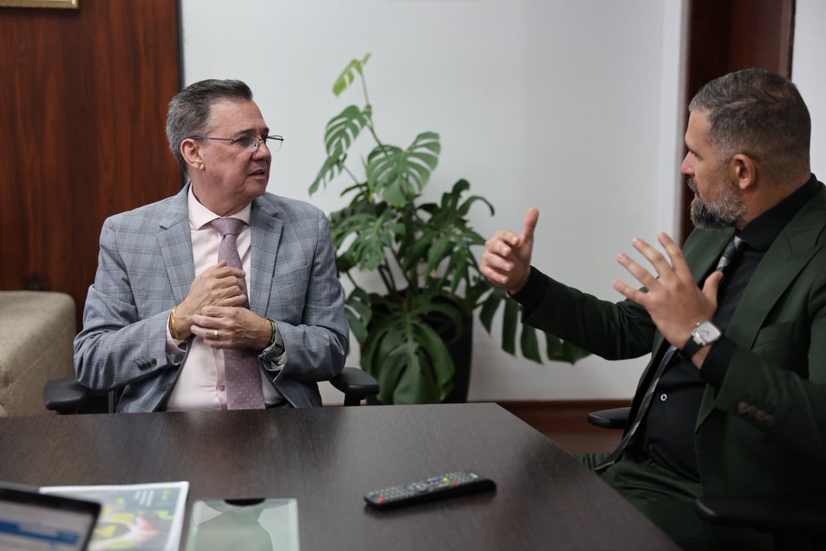 ces_ec's tweet photo. #ReunionesCES| El rector de la Escuela Superior Politécnica Agropecuaria de Manabí @espammfloficial , Guillermo Félix, visitó al presidente del Consejo de Educación Superior, Fidel Márquez. 

➡️ En la cita se dialogó sobre el Parque Tecnológico Agropecuario que busca  mejorar la producción de alimentos mediante la innovación, la investigación y el uso de nuevas herramientas para los agricultores y ganaderos.