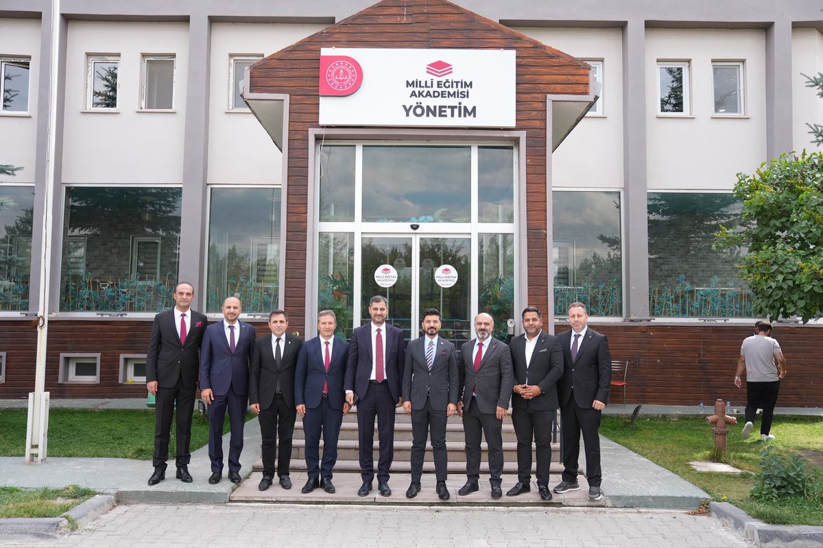 mebhbogm's tweet photo. 📍Erzurum

Türkiye Yüzyılı Maarif Modeli Öğretmen Eğitici Eğitimi programında Genel Müdürümüz Sayın Dr. Emre Topoğlu, Hayat Boyu Öğrenme Genel Müdürlüğünün çalışmalarını, görev alanlarını ve hayat boyu öğrenme yaklaşımını öğretmen adaylarımızla paylaştı.

Hayat boyu öğrenme; eğitimin her alanında, geleceğe hazırlanan güçlü bir Türkiye için… 🌿

#HayatBoyuÖğrenme

@tcmeb
@Yusuf__Tekin 
@CelileErenOKTEN 
@topogluemre