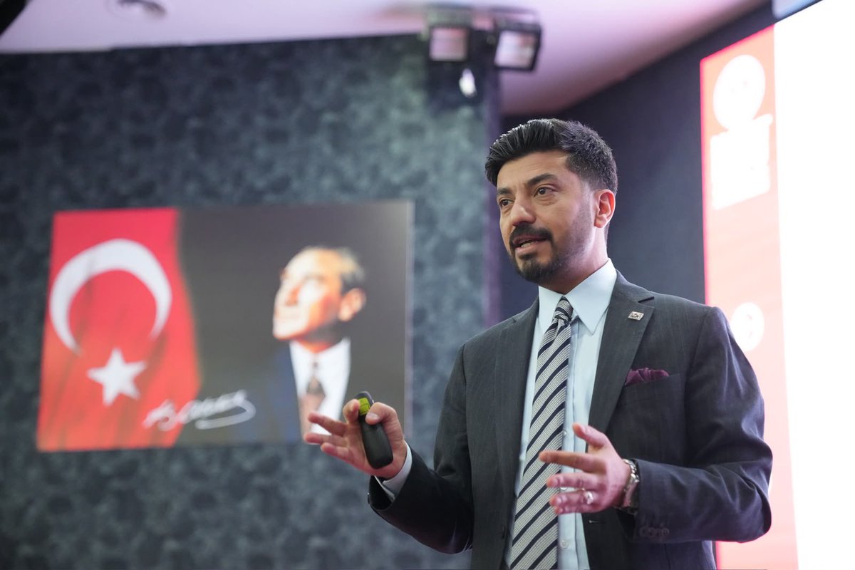 mebhbogm's tweet photo. 📍Erzurum

Türkiye Yüzyılı Maarif Modeli Öğretmen Eğitici Eğitimi programında Genel Müdürümüz Sayın Dr. Emre Topoğlu, Hayat Boyu Öğrenme Genel Müdürlüğünün çalışmalarını, görev alanlarını ve hayat boyu öğrenme yaklaşımını öğretmen adaylarımızla paylaştı.

Hayat boyu öğrenme; eğitimin her alanında, geleceğe hazırlanan güçlü bir Türkiye için… 🌿

#HayatBoyuÖğrenme

@tcmeb
@Yusuf__Tekin 
@CelileErenOKTEN 
@topogluemre