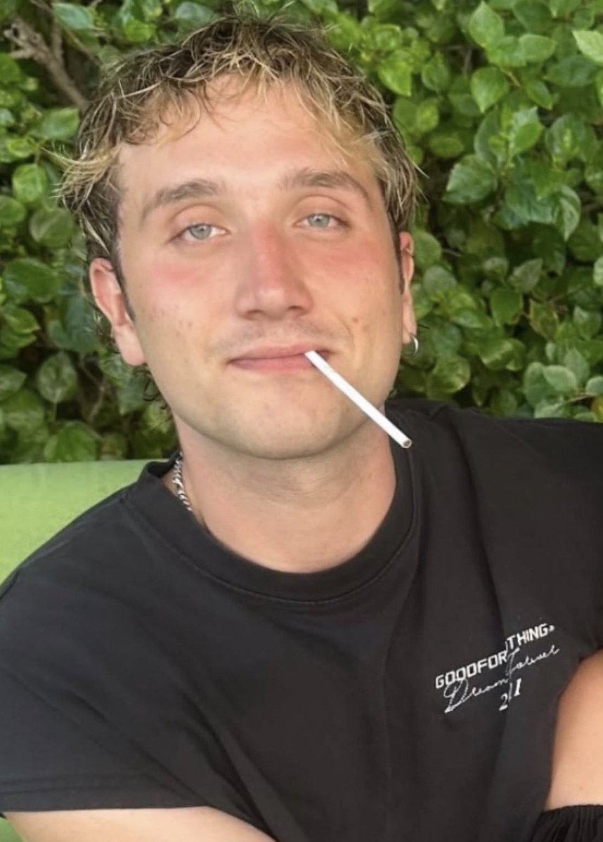 missbrights1de's tweet photo. the skinny cigarette and the earring 🤤🤤🤤🤤🤤🤤🤤🤤🤤🤤 https://t.co/lJvCe5JqWz