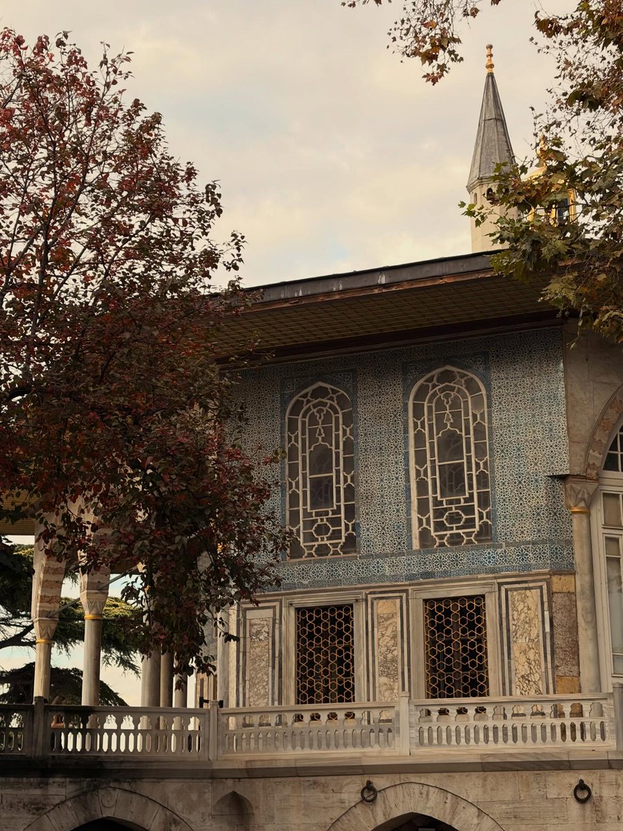 Bebota555's tweet photo. Topkapı’da yine aynı büyülü hissi yaşadım. Duvarlarında tarihin ruhu dolaşıyor gibiydi. İlk ziyaretimde abimden öğrendiklerimi bu kez dostlarımla paylaştım. Çok güzel vakit geçirdik, elhamdulillah. https://t.co/Ou4E9Jn4zH