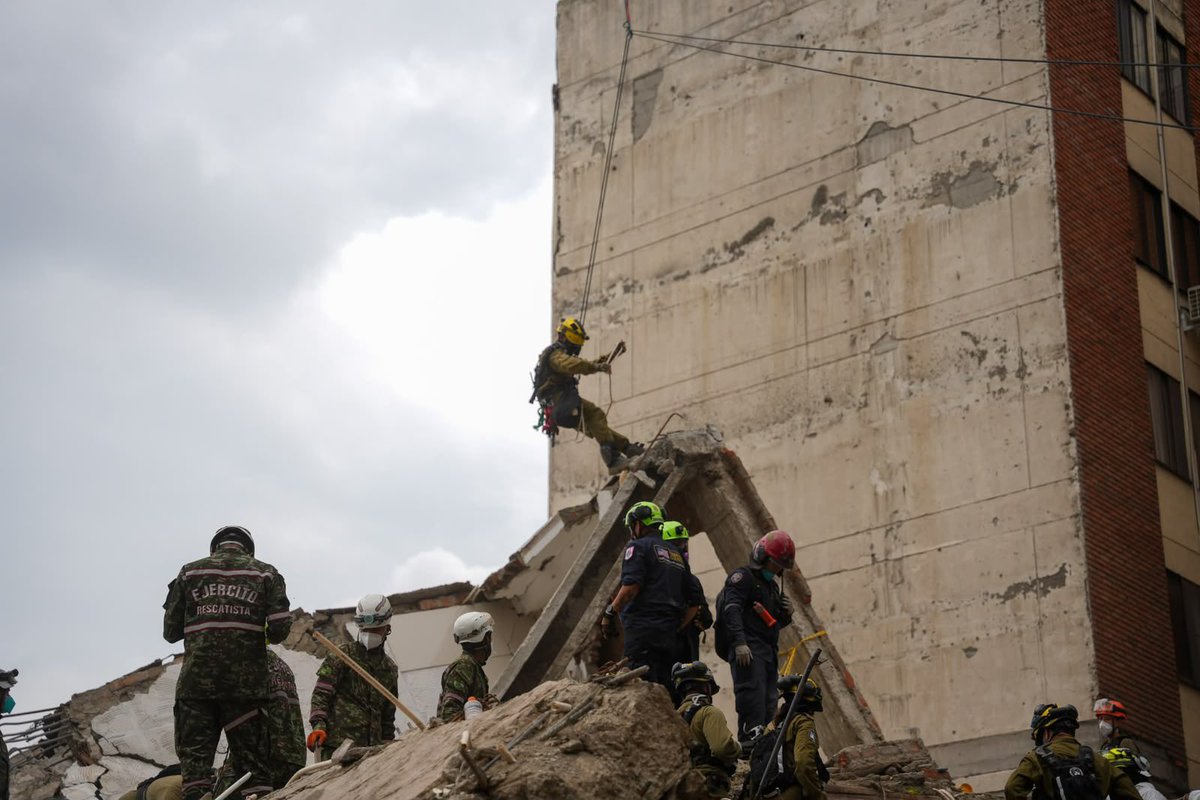 CapitanKaplan's tweet photo. Las fuerzas de la delegación “Pacto de Amigos” y los equipos de rescate locales en Colombia continúan operando en varios de los principales sitios de destrucción en Cali.

Hasta el momento, las fuerzas han logrado localizar y rescatar lo cuerpos de 17 víctimas debajo de escombros que estaban desaparecidas, y continúan trabajando para localizar y rescatar a otras personas.

Ahora, aproximadamente una semana después del terremoto y tras el anuncio del Gobierno de Colombia, las operaciones pasan a la fase de recuperación. En esta etapa, junto con la continuación de los esfuerzos para rescatar a las personas desaparecidas, se intensificará el trabajo de mapeo, evaluación y clasificación de los edificios afectados.

Hasta ayer, los equipos de ingeniería israelíes han logrado aportar a la alcaldía de Cali a clasificar 220 recintos educativos y 14 hospitales y clínicas.