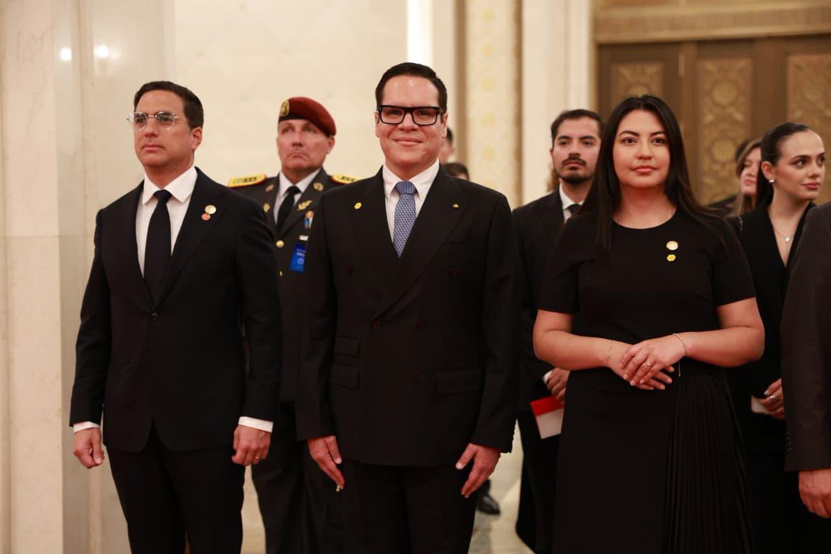 PlanificacionEc's tweet photo. Hacemos que las cosas pasen 🇪🇨🇨🇳

La cooperación bilateral con la República Popular de China impulsan salud, seguridad, educación, producción y transformación digital, fortaleciendo la eficiencia del Estado y generando más oportunidades, inversión y desarrollo para el país.

✅Acuerdos alcanzados:

1. Fondos no reembolsables para equipamientos médicos, reactivación productiva y vehículos policiales.
2. Proyectos de educación, producción y gestión de riesgos.
3. Transformación digital aplicada a los sectores de agricultura, manufactura y salud.
4. Fortalecimiento del diálogo económico y comercial e inversiones.
5. Comercio libre y multilateralismo para una mayor coordinación y aprovechamiento del TLC.
6. Desarrollo de la industria verde y eficiencia energética. 
7. En el ámbito de la comunicación: oportunidades de intercambio, aprendizaje mutuo y colaboración.

#EcuadorEficiente🇪🇨