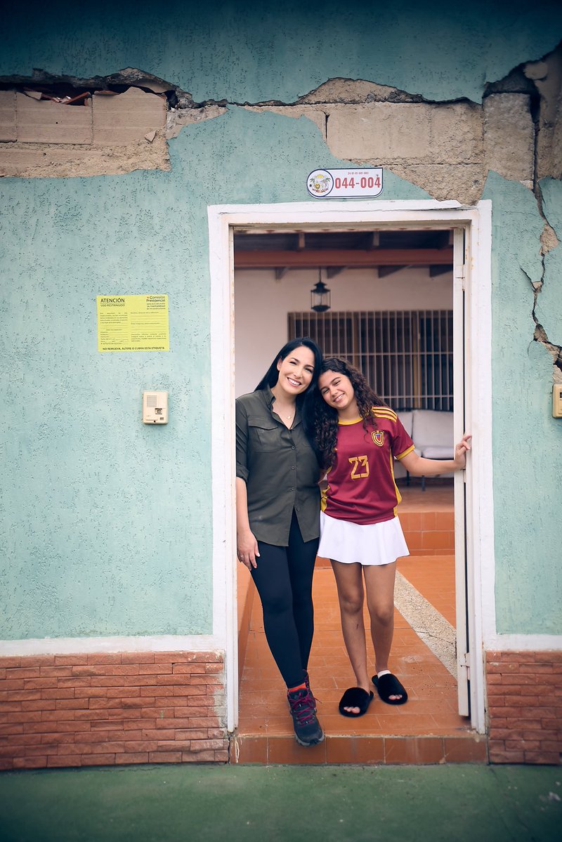 alejandraoraa's tweet photo. “Yo solo quiero seguir siendo una niña de 12 años”.

Eso fue lo que me dijo Fabiana Blanco durante nuestra conversación.

Permaneció 36 horas atrapada entre los escombros antes de ser rescatada. El video de de su rescate dio origen a una imagen que recorrió el mundo y convirtió su sonrisa, en un símbolo de esperanza para muchísimas personas.
Ella lo sabe. Me contó que agradece profundamente que tanta gente quiera verla sonreír, porque entiende que ha dado alegría y esperanza a personas que también estan atravesando días muy difíciles.

Pero hubo algo de nuestra conversación que se me quedó grabado.

Mientras estaba atrapada, uno de sus rescatistas le dijo: “Cuando salgas de aquí, tu vida va a cambiar para siempre”.
Y así fue.

Desde entonces ha recibido mensajes de todas partes del mundo y calcula que ha dado al menos 50 entrevistas. De pronto, una niña de 12 años comenzó a responder preguntas sobre supervivencia, tragedia, pérdidas y futuro. Preguntas que, como ella misma reconoce, a veces son demasiado grandes para su edad.

Detrás de la fotografía y del símbolo de esperanza, sigue estando Fabiana.
Una niña a la que le gusta pintar, el arte y la música. Que me contó que uno de sus cantantes favoritos es Danny Ocean. Que sueña con ser actriz.Y estoy segura de que así será.

Esta historia tuvo además un encuentro muy especial: pude entrevistar al mismo rescatista que estuvo con Fabiana y que grabó aquel video que terminaría dando pie a la imagen que conoció el mundo. Escuchar ambos lados de ese momento fue profundamente conmovedor.

Hoy Fabiana vive con su familia en casa de su abuela, mientras enfrentan uno de los desafíos que todavía dejó pendiente el terremoto: volver a tener un hogar propio. Su esperanza es que pueda ser en Caracas.
Quizás esa sea una de las cosas que no vemos cuando una historia se vuelve viral. Para quien sobrevivió, comienza otra historia.
La de reconstruir una vida.
Y en el caso de Fabiana, hacerlo sin olvidar algo esencial:  es una niña de 12 años que quiere seguir teniendo derecho a serlo.

La historia de Fabiana Blanco y de quienes hicieron posible su rescate será parte de La Ruta Venezuela.