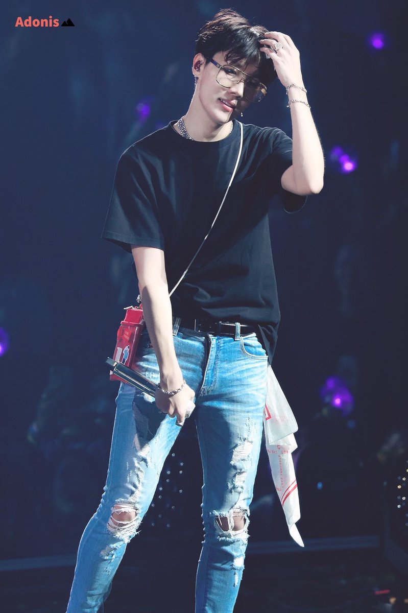 FolderHobi's tweet photo. Skinny jeans look ugly on men, but not on jung hoseok. https://t.co/fee20J9wWP