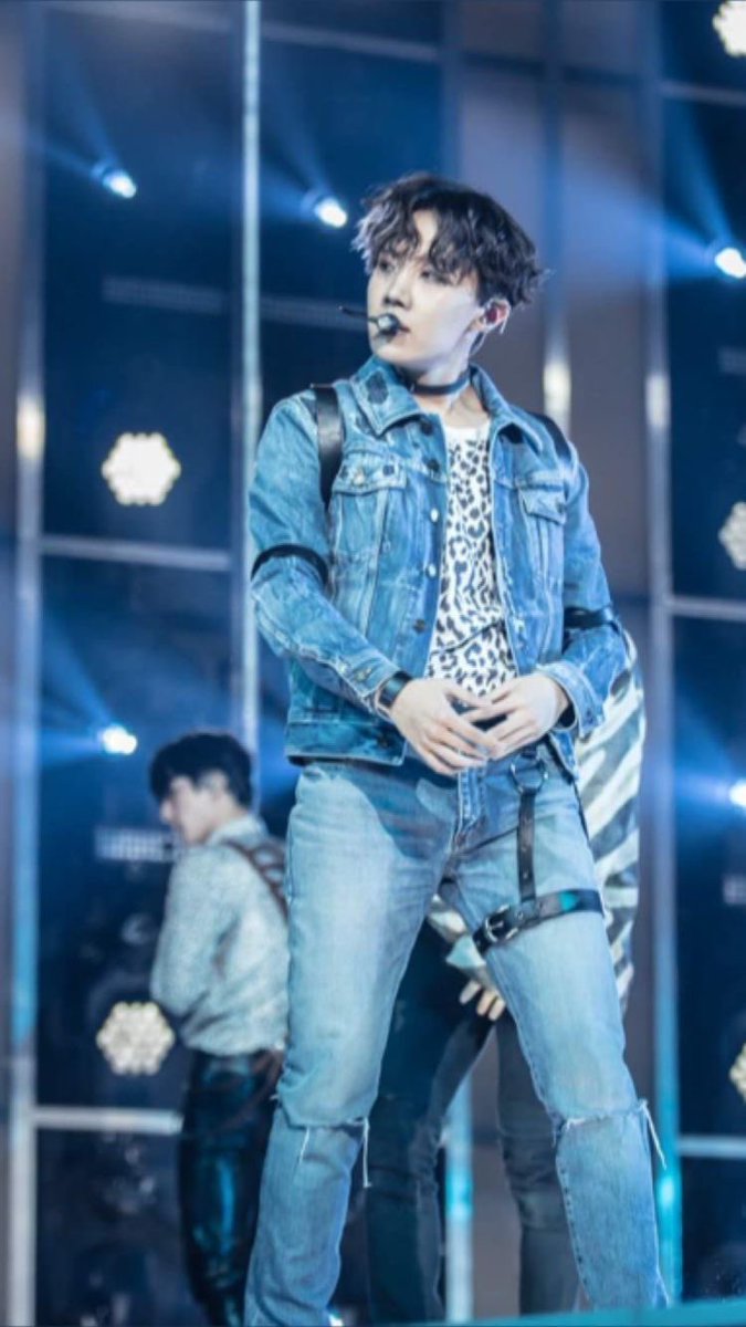 FolderHobi's tweet photo. Skinny jeans look ugly on men, but not on jung hoseok. https://t.co/fee20J9wWP