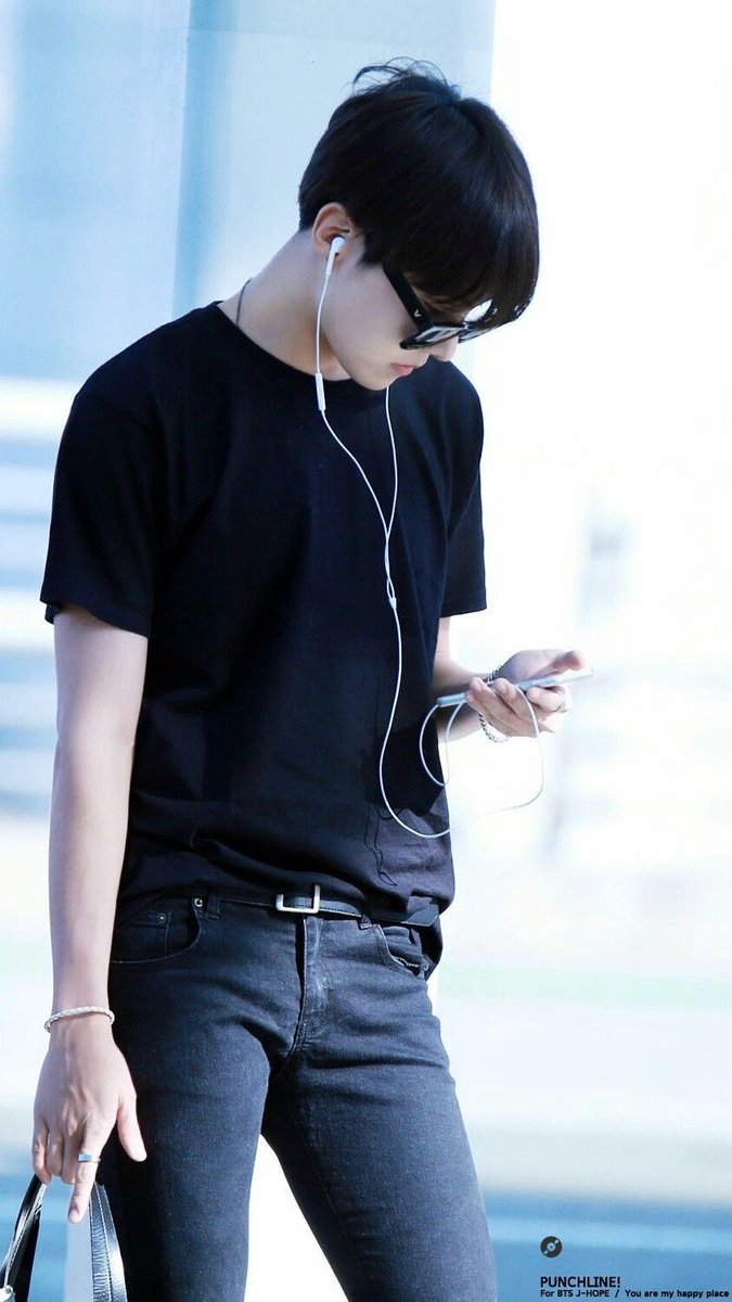 FolderHobi's tweet photo. Skinny jeans look ugly on men, but not on jung hoseok. https://t.co/fee20J9wWP