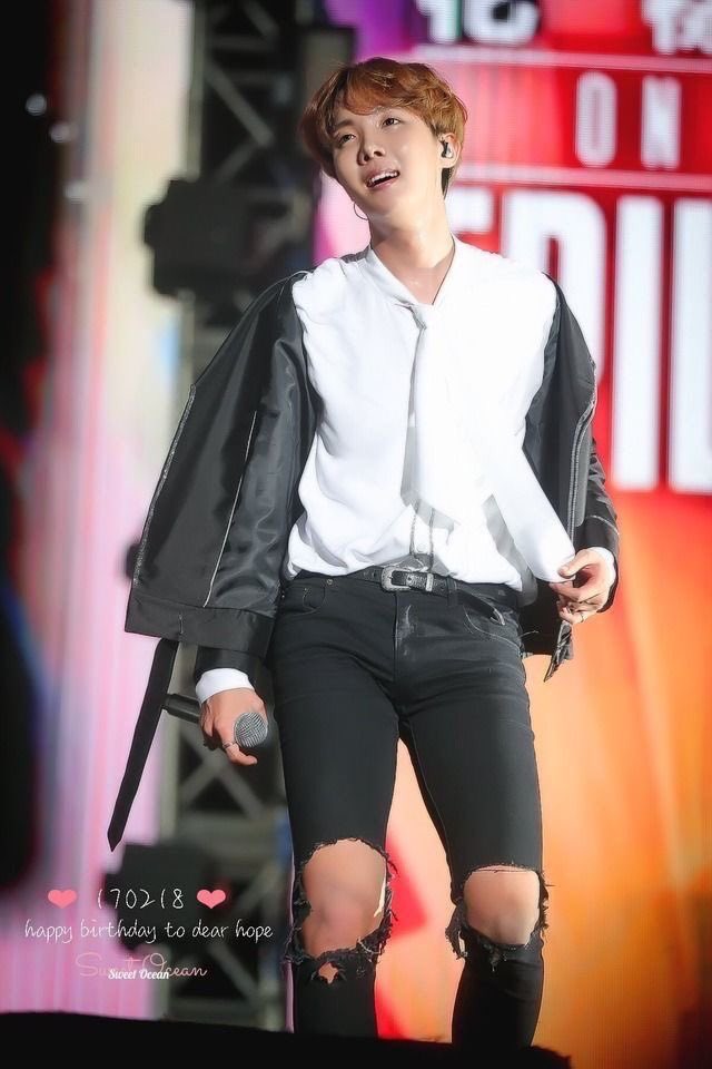 FolderHobi's tweet photo. Skinny jeans look ugly on men, but not on jung hoseok. https://t.co/fee20J9wWP