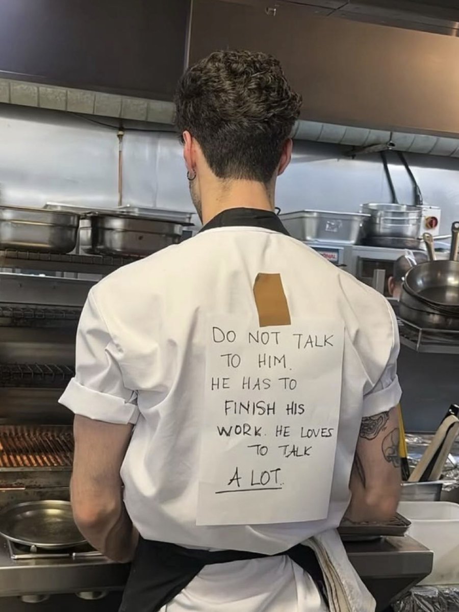 miaudor's tweet photo. this as atsumu when osamu asked him to help out during rush hour https://t.co/7LmavlSZsJ