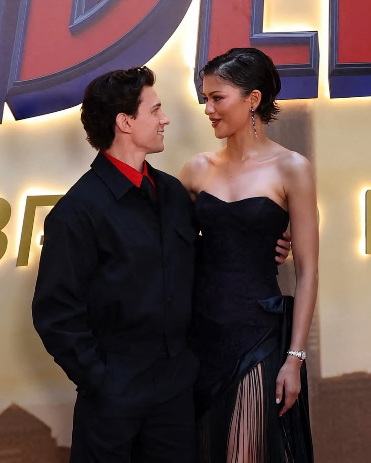 benfyp's tweet photo. the way tom and zendaya look at each other https://t.co/wvNaRlE6jG