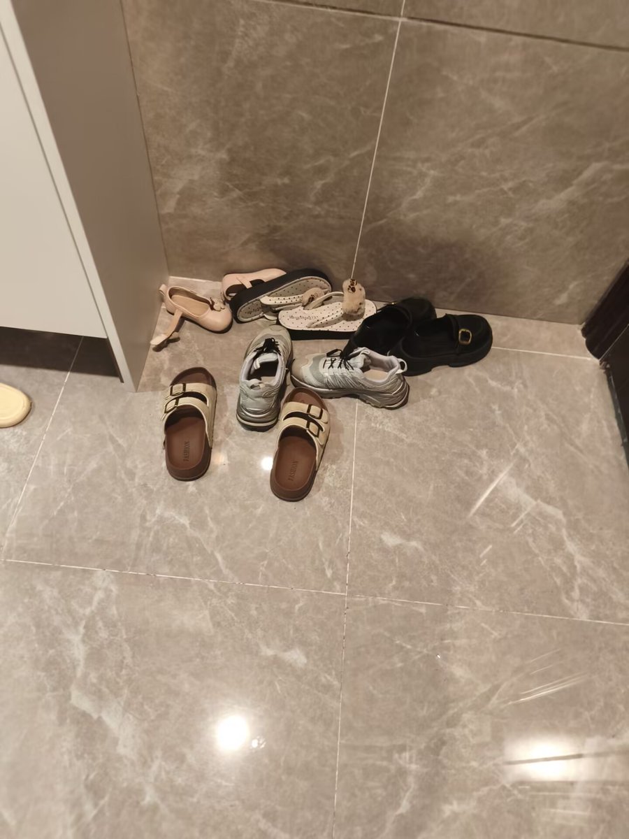 man5ad's tweet photo. #扫楼 有人喜欢这种吗（图1）还是喜欢旁边柜子的银色高跟😋 https://t.co/17lNqNzmU1