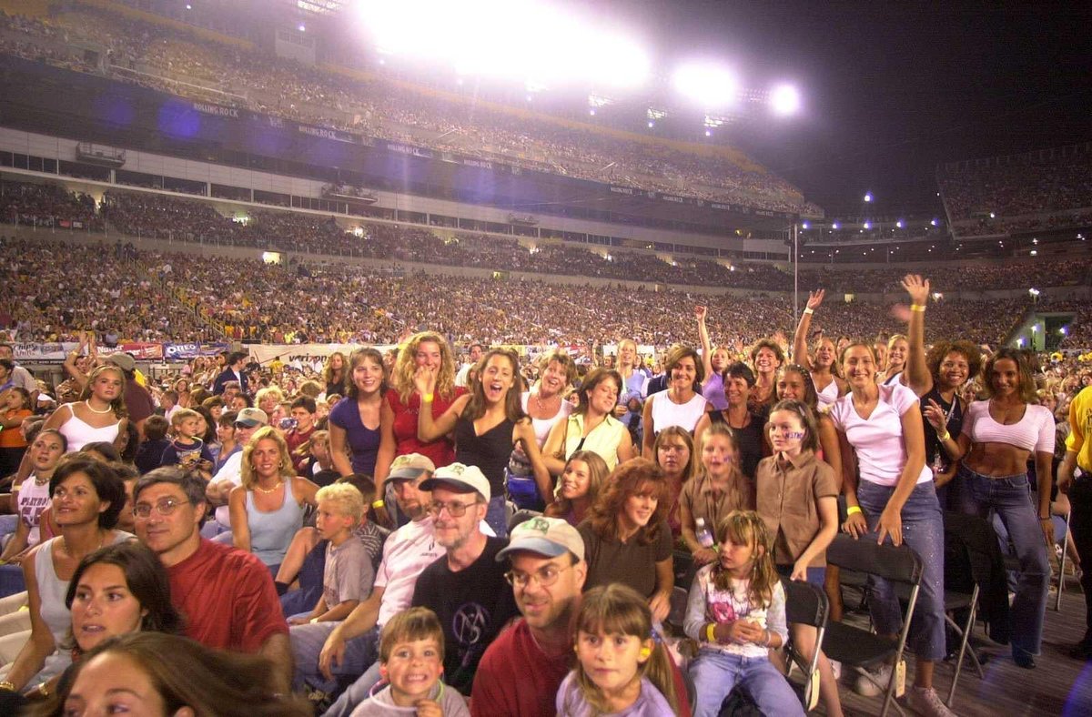 25YearsAgoLive's tweet photo. The 60,000-seat Heinz Field opens in Pittsburgh, Pennsylvania as the new home of the Pittsburgh Steelers NFL team. 

Boy band ‘N Sync performs an opening concert. https://t.co/DXKTnDsNHJ
