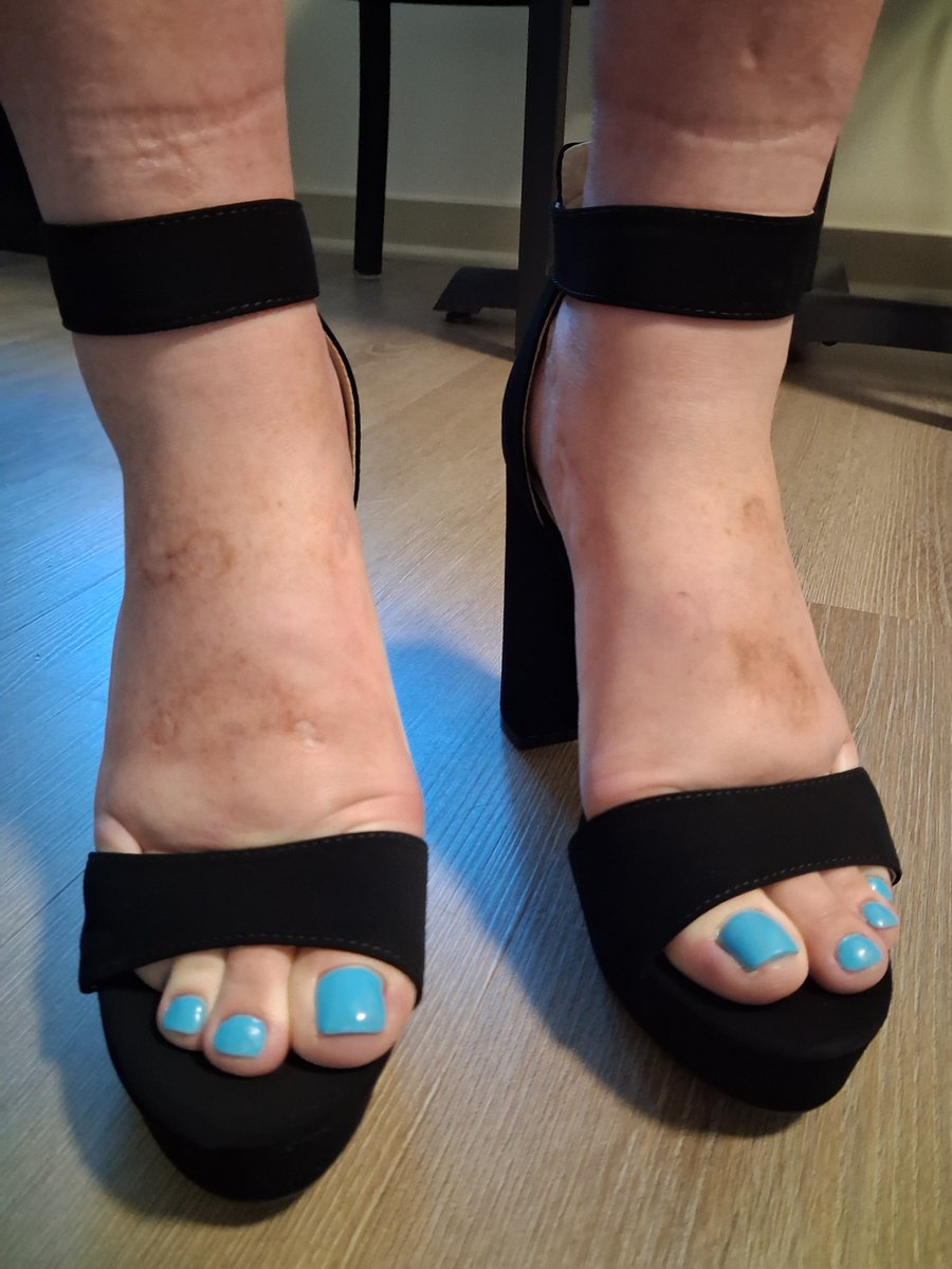 FallonTherse's tweet photo. Fresh Pedicure with oily Massaged toes  who's buying content??
Venmo  @fallon-weyers1
PAYMENT UPFRONT DONT PLAY

#findom #footworship #feetfetish #footlove #feetdomination #paypig #paypiggy im new to all of this https://t.co/bww9od3MWQ