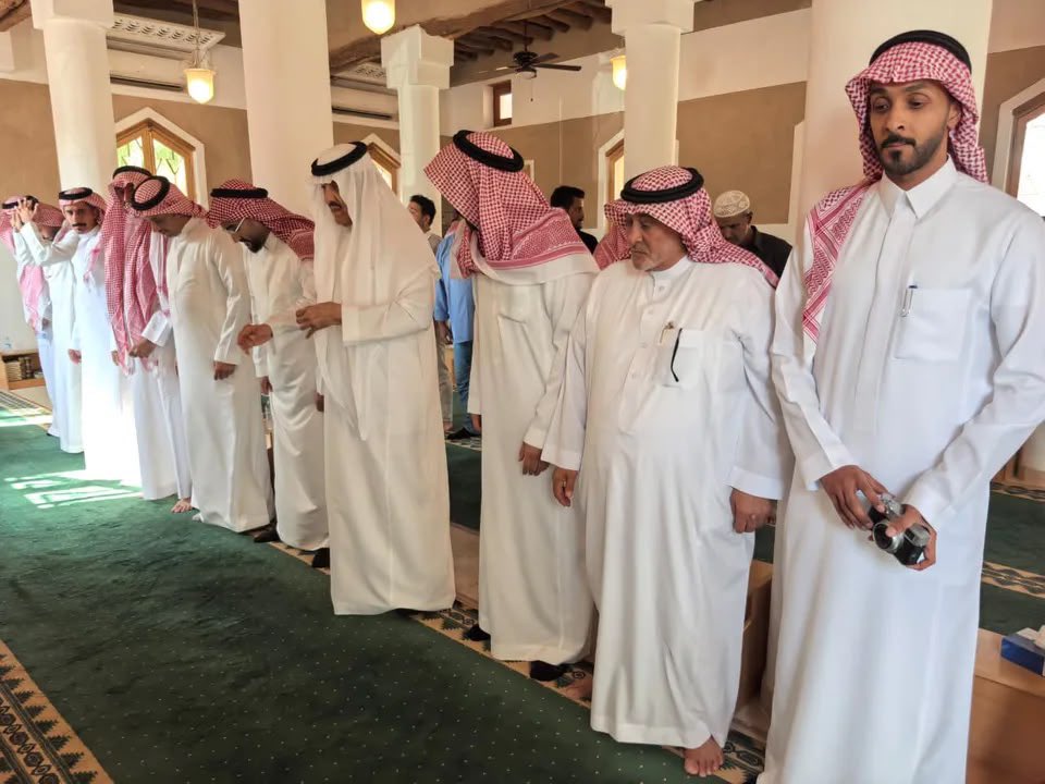 News_Brk24's tweet photo. أسلم بصمت ورحل في الأرض التي أحبها..
الأمير سلطان بن سلمان يؤدي الصلاة في الدرعية على المصور العالمي البرازيلي "هومبرتو دا سيلفيرا"، الذي وثّق تاريخ وعمارة المملكة لـ 40 عاماً، قبل أن يُكشف عن اعتناقه الإسلام في عام 2024. https://t.co/12OO7x7z7Y