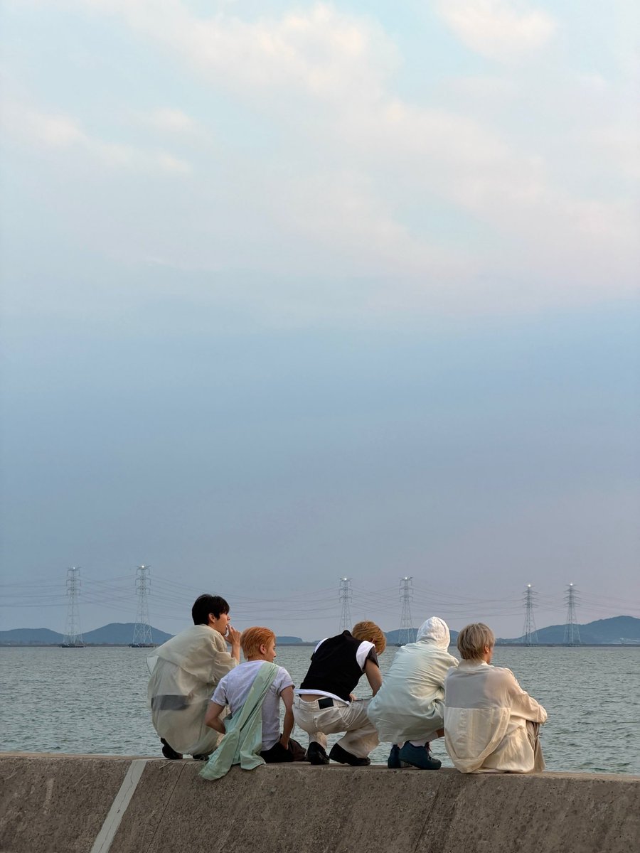 txtpopbase's tweet photo. TXT shared new group photos on Instagram. https://t.co/keXNLa8z0O