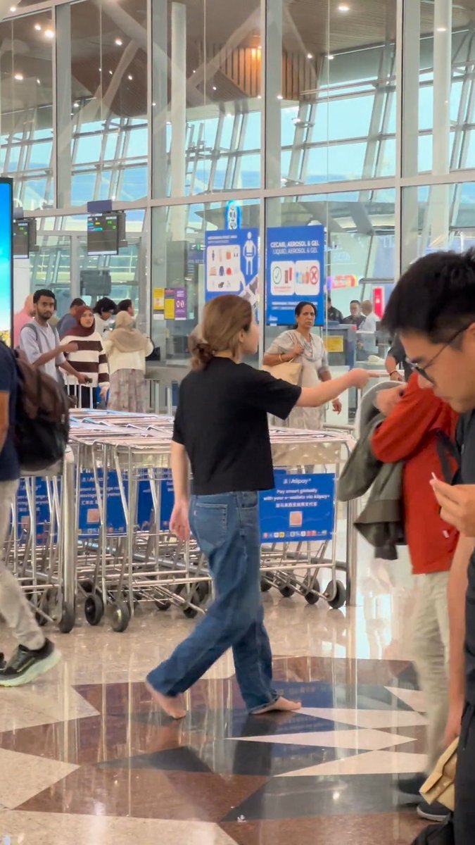 mynewshub's tweet photo. DRAMA WARGA CHINA DI KLIA...

Oleh Mynewshub 

PAGI semalam, seorang wanita warga China mencetuskan kekecohan di Lapangan Terbang Kuala Lumpur selepas mengeluarkan ugutan sambil menyebut nama negara Malaysia, Singapura dan Jepun.

Wanita berkenaan dilaporkan menuntut supaya ketiga-tiga negara itu “menyerah kepada China” dan mengancam bahawa semua orang akan mati sekiranya tuntutannya tidak dipenuhi.

Pada awal kejadian, dia membuat siaran langsung menerusi TikTok menggunakan telefon bimbitnya. 

Bagaimanapun, seorang individu kemudian merampas telefon tersebut dan cuba membawanya keluar dari kawasan berkenaan.

Walaupun telefonnya sudah diambil, wanita itu terus menjerit dan mengulangi tuntutannya supaya Malaysia, Singapura dan Jepun menyerah kepada China. 

Dia turut membuat kiraan detik sambil  mengeluarkan ancaman.

Kakitangan lapangan terbang dilaporkan mengambil masa kira-kira 15 minit sebelum berjaya mengawal keadaan dan mengiringi wanita tersebut keluar dari lokasi kejadian. -MYNEWSHUB