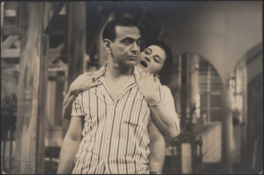 GiuliMedrado's tweet photo. "Eu repetiria, com relação ao Hamlet: morre o mais doce de todos os príncipes.
Laura, o resto é silêncio"
Postou Lima Duarte sobre a despedida de sua amiga por 76 anos, Laura Cardoso. 💔 https://t.co/Xx8Cx7EnQI