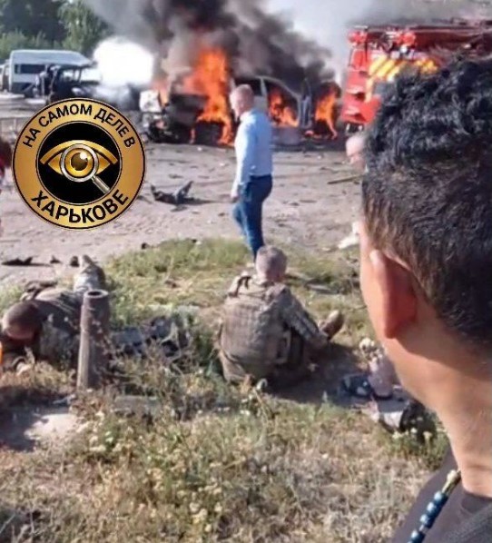 unaiwind's tweet photo. Un aparcamiento de militares, coches con placas militares y sist de guerra electrónica en techos, incluso hay foto eliminada de su web por la BBC(foto 1). 
Así nos mienten a la cara los mercenarios criminales mediáticos y el asesino Zelensky, no hay periodismo, solo escoria OTAN. https://t.co/aXVLMHbOf1
