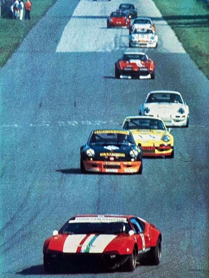 GianlucaBardell's tweet photo. La De Tomaso Pantera Gr. 4 di Bardelli ("Gero"/Gallo) davanti alla schiera di Porsche 911 RSR con Schickentanz, Ballot-Léna, van Lennep e Bonomelli.
Il ruggito V8 contro l'urlo Boxer a Monza : la pura essenza del Gruppo 4 anni '70! 🏁🔥
#DeTomaso #Porsche #Monza #Motorsport https://t.co/uKU9Mt4ejI