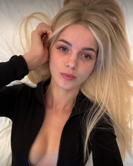 Ariaa_Viv's tweet photo. Lying in bed waiting for you... 🖤 

Want to see how far down this zipper goes? https://t.co/3OHvCqm5r5