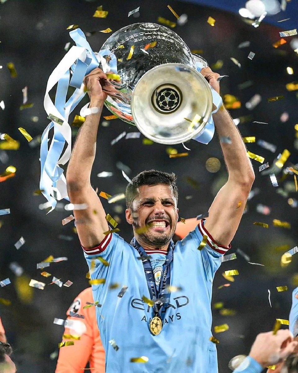 idextratime's tweet photo. 🗣️ Rodri sampaikan perpisahan untuk fans City.

"Aku tidak akan pernah melupakan saat melangkah ke lapangan, melihat lautan warna biru menyanyikan ‘nah, nah, nah, nah… CITY’, mengendarai skuterku ke pusat kota untuk menikmati secangkir kopi, berjalan-jalan di taman sambil mendengarkan Oasis, dan selalu menyukai hujan khas Manchester yang luar biasa.

Jadi, untuk para penggemar City, sudah waktunya mengucapkan selamat tinggal. Terima kasih kepada klub, para penggemar, staf, dan rekan-rekan setimku. Perjalanan ini tidak akan pernah sama tanpa kalian. Hatiku akan selalu Biru." 

🎖️ Ballon d’Or
🏆 4x Premier League
🏆 2x FA Cup
🏆 3x League Cup
🏆 Community Shield
🏆 Champions League
🏆 Club World Cup
🏆 UEFA Super Cup

Legenda. 👋🩵