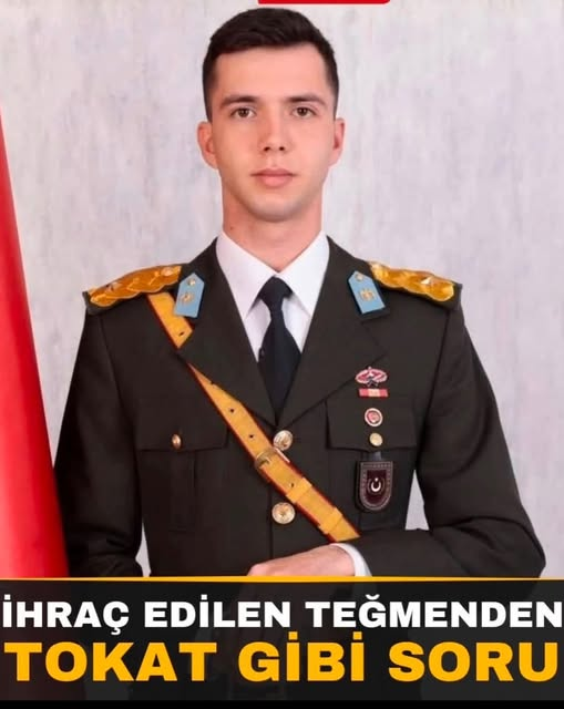 TOPRAK_2_'s tweet photo. TSK'dan ihraç edilen Teğmenlerden İzzet Talip Akarsu: 'Ben artık bir yüksek lisans
ögrencisiyim. Teğmen olmasam da bu akademik toplantıyı izlemek istiyorum' deyip NATO Genel Merkezi'ne akreditasyon başvurusu yapıyor.
Ankara'da NATO toplantısına katılıyor. 
Toplantı sırasında Avrupa Birliği'nin Türkiye'ye üyelik başvurusu kapsamında, Türkiye'nin Avrupa Birliği üyesi olup olamayacağı, sorusu soruluyor.
AB delegasyonundaki üye diyor ki: 'Hayır, Türkiye, insan hakları ihlalleri demokratik kriterler nedeniyle Avrupa Birliği'nden tamamen ayrı bir çizgide.'
Ve orada salonda kim el kaldırıyor? Teğmen İzzet Talip Akarsu:
'Sayın diplomat, madem diplomasinizi insan haklarına, demokrasiye dayandırıyorsunuz; İsrail Gazze'de bu katliamları yaparken, İsrail ile kurduğunuz ilişkide aynı kriterleri uyguluyor musunuz?'
Siz bir Teğmenin üzerinden üniformasını sökersiniz.
Ama o gider, üzerinde takım elbise olduğu halde, kimseyi karalamadan, yalan da söylemeden, sorulması gereken bir soruyu sorar, ülkenin menfaatleri peşinde koşmaya devam eder.