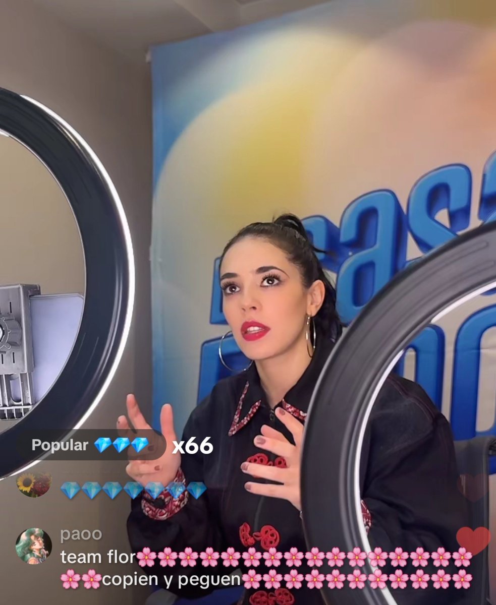 PelucheRob's tweet photo. Tan mueble es flop para que esten al pendiente de Arantza? 
#LaCasaDeLosFamososMx https://t.co/au2w2QipKu