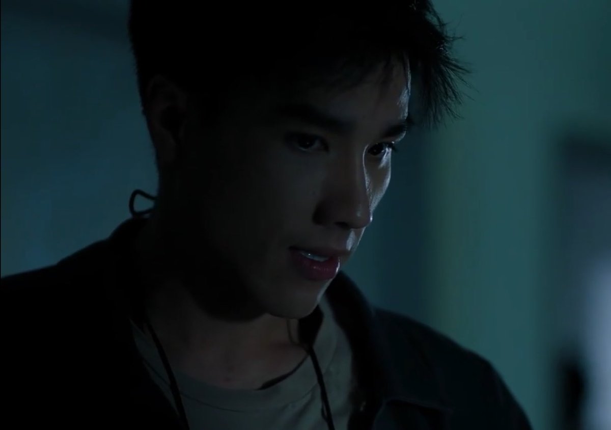 jakkadiums's tweet photo. #MrKillSeriesEP7

ซีนนี้นีโอหล่อจัด เพราะเห็นนีโอแค่ผ่านๆเห็นเป็นคนตลกๆ พอได้ดูนีโอเล่นเรื่องนี้ ขอชมหน่อย บทนพนีโอมีเสน่ห์มาก บทของนพน่าสนใจนะ สายตาดูมีอะไร ทำงานกับภัทรมาตลอดนพรู้มาตลอดว่าภัทรมุ่งมั่นทำงานเพื่อพิสูจน์ตัวเองจริงๆพอมาเจอแบบนี้ก็คงจะกลืนไม่เข้าคลายไม่ออกอ่ะที่ต้องทำงานกับหัวหน้าใหม่ซึ่งนะก็รู้สึกไม่ดีแถมคอยรายงานภัทรรู้เรื่องตลอด เห็นมีแอบเอาเอกสารมาให้ภัทรด้วยแล้วอีพีหน้าเหมือนจะแอบเจอกับภัทรอีก นี่ว่าตัวละครนพน่าสนใจมากๆทั้งสายตา ท่าทาง นีโอเก่งอ่ะ