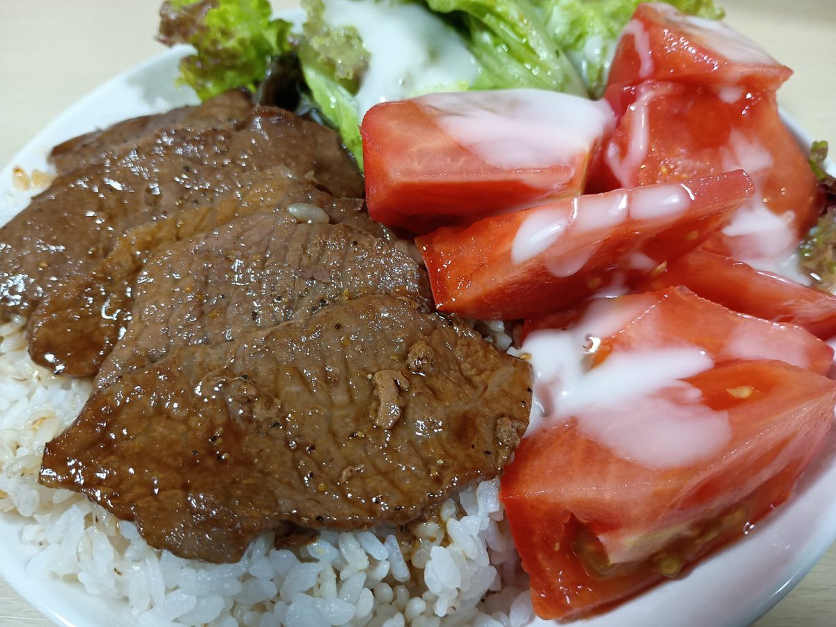 uT0nb's tweet photo. ひき肉なくて、ペッパーステーキバーガーになったけど、かなり上手にできて満足♪

今半のあまからステーキだれとキューピーのコールスロードレッシングはハンバーガーにもつかえるね。

ステーキ丼もつくったけど、これもよくできた。おいしい、おいしい。 https://t.co/tFMG3rIFzm
