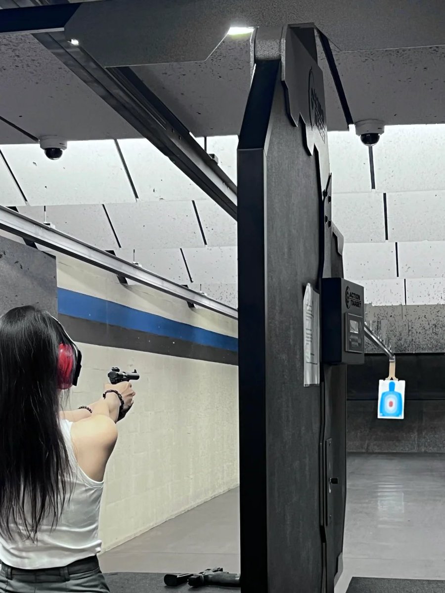 jenniying's tweet photo. A cool duel under neon lights; every pull of the trigger is a high-stakes game against data. https://t.co/adpVL8NTIf