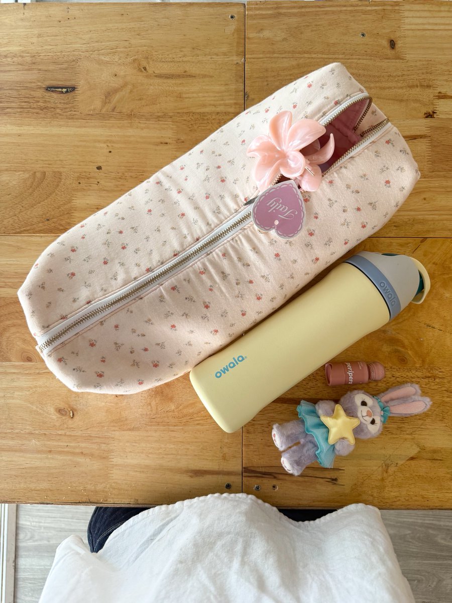 calledallyellow's tweet photo. ตอนนี้ใช้ amusestuff(แบรนด์ไทย) กับ owala ยอมจ่ายเพราะสีน่ารักกกก 💌🌷🌟 เป็นกระติกน้ำแบบยกดื่มทั้งคู่ มีหูหิ้ว เก็บความเย็นดี พกใส่กระเป๋าน่ารักขึ้นชัวร์ 300% ✋🏻 https://t.co/QdNwdakqsX