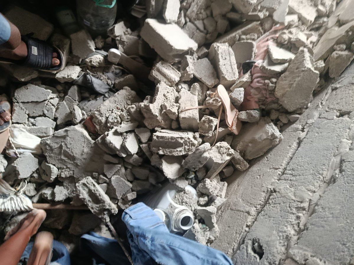 Juansues9's tweet photo. Tenemos el caso de Yomara en Quibdó, madre de 2 niños. Su casa al hoy que no se cayó del todo es esto. Pero si queremos ayudarle a levantar esas paredes internas que se fueron al suelo, es bravo mostrar esto, pero muchachos vivirlo es un escenario de terror. https://t.co/p955vmrqrE