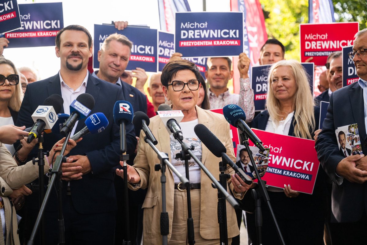 MichalDrewnicki's tweet photo. Dziś Bieńczyce i Mistrzejowice pokazały prawdziwą siłę tej kampanii! 💪

Wraz z @BeataSzydlo, prof. @CzarnekP, @AMAdamczyk i @wassermann_ma rozmawialiśmy z mieszkańcami, rozdawaliśmy materiały i zbieraliśmy kolejne podpisy poparcia.

Ale ich obecność nie była tylko okazją do wspólnego zdjęcia. Wsparcie polityków mających wpływ na decyzje państwa musi oznaczać konkretne korzyści dla Krakowa:

✅ realne uprawnienia miasta i wspólnot w sprawie najmu krótkoterminowego,
✅ prawo Krakowa do wprowadzenia opłaty turystycznej,
✅ ustawę o Metropolii Krakowskiej,
✅ trwałe współfinansowanie budowy metra przez państwo.

Jako prezydent będę współpracował z każdym rządem, ale zawsze na pierwszym miejscu stawiał interes Krakowa i jego mieszkańców.

Dziękuję wszystkim wolontariuszom za ogromną energię, a mieszkańcom za każdą rozmowę, dobre słowo i złożony podpis. Każdy z nich przybliża nas do celu!

Idziemy dalej. Razem zbudujemy Ambitny Kraków, bliski ludziom! 🇵🇱