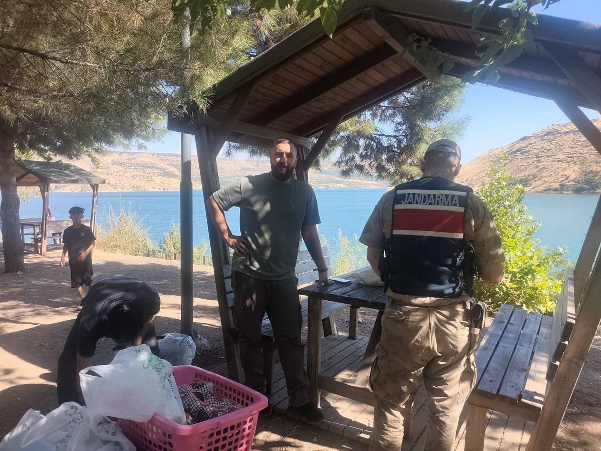 siverekkaymakam's tweet photo. Boğulma vakalarının önlenmesi ve vatandaşlarımızın can güvenliğinin sağlanması amacıyla kolluk kuvvetlerimiz tarafından Atatürk Barajında, göl ve göletlerde denetim ve devriye faaliyetleri devam ediyor.

‼️Lütfen can güvenliğiniz için baraj, göl ve göletlerde suya girmeyiniz. https://t.co/WlRw4KbJP6