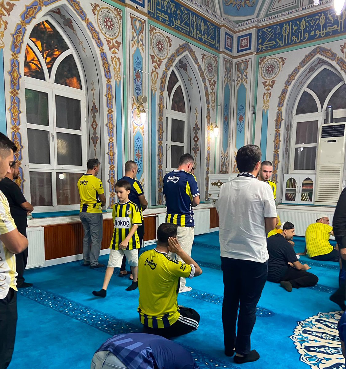 FenerSports_tr1's tweet photo. 🟡🔵Akşam namazında Fenerbahçe’li taraftarlar tarafından camilerde oldukça yoğunluk görüldü. https://t.co/wSM5MvcPvG