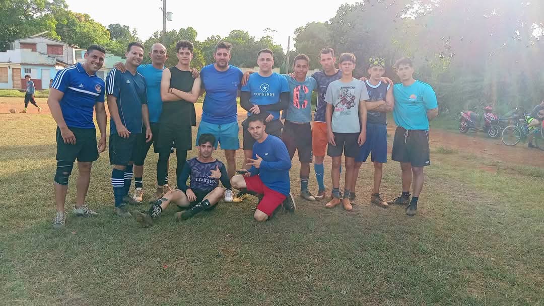 InderRemedios's tweet photo. Tope amistoso de Fútbol ⚽  de la Masividad en el  área deportiva "Marcelo Salado. Consejo Popular "El Carmen" enfrentándose los  equipo  Edificios vs Liga Italiana.
#NuestroRemedios 
#VillaClaraConTodos 
#InderCuba
#DeporteCubano 
#BarrioParticipativo https://t.co/f8bQ1o9FR3