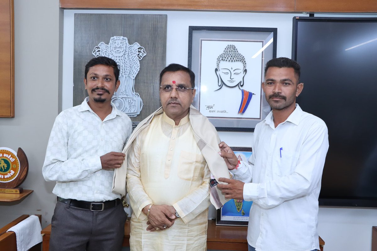 Chandra36796108's tweet photo. ગુજરાત સરકારનાં શિક્ષણ વિભાગ અને સામાજિક ન્યાય અધિકારીતા વિભાગના માનનીય મંત્રી શ્રી @drpradyumanvaja સાહેબ ને ગાંધીનગર ખાતે રૂબરૂ મળીને જન્મદિવસની શુભેચ્છાઓ પાઠવી https://t.co/9T0Qcp6ZxT